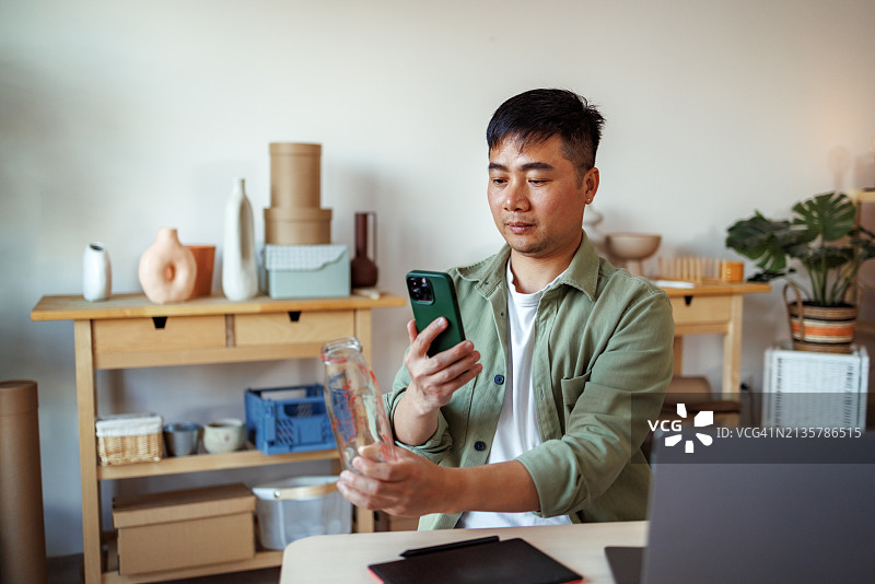 艺术家在工作室拍摄玻璃瓶照片图片素材