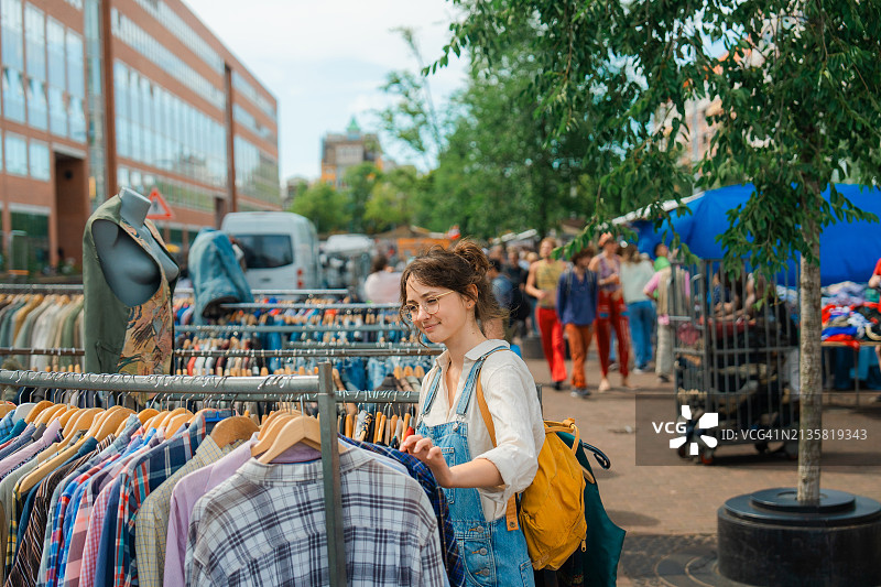 女子散步图片素材