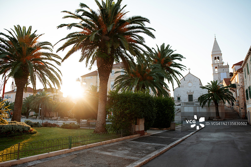 老房子前步行街附近的棕榈树图片素材