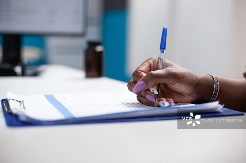 女商人书写文件的裁剪图图片素材