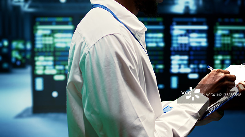 计算机科学家和工程师在控制区域监控数据和Web服务器图片素材