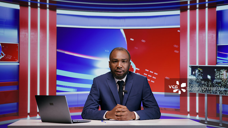 广播团队在演播室直播新闻图片素材