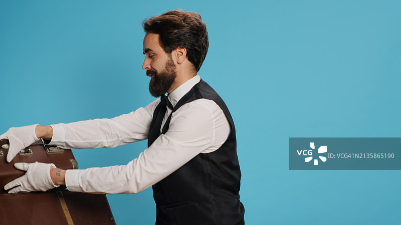 友好的服务员表示满意图片素材