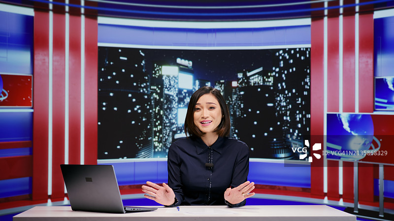 广播团队在演播室直播新闻图片素材