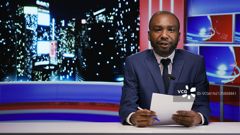 广播团队在演播室直播新闻图片素材