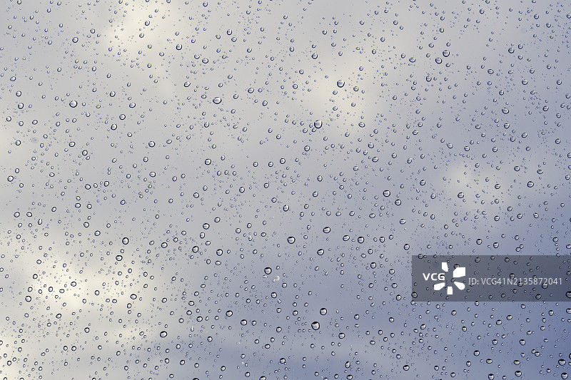 窗户上的雨滴图片素材