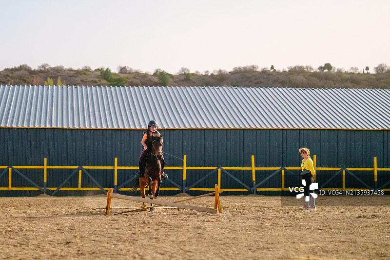 在牧场骑马的小女孩图片素材