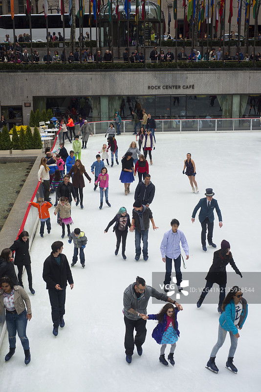 纽约市曼哈顿洛克菲勒中心滑冰场图片素材