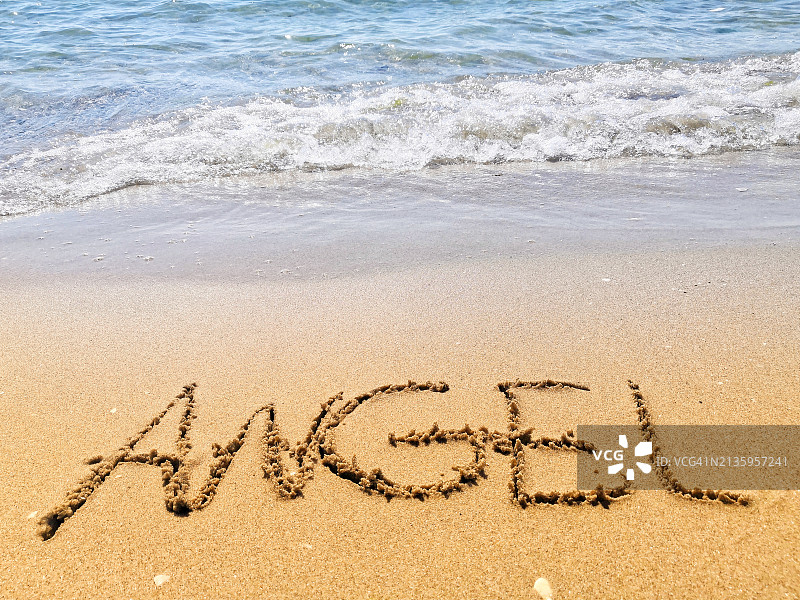 高角度拍摄：沙滩上的文字图片素材