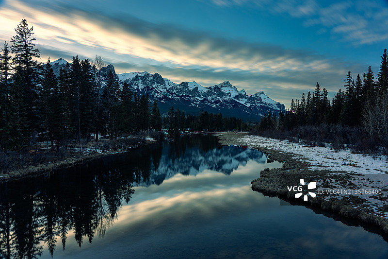 加拿大艾伯塔坎莫尔湖泊雪山风景图片素材
