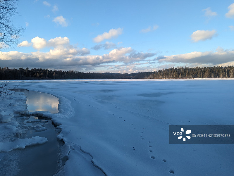 冬天，冰封的湖面映衬着天空的美景图片素材