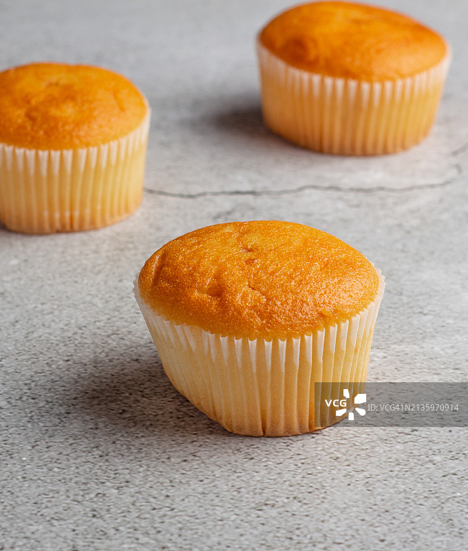 桌子上纸杯蛋糕的俯视照片图片素材