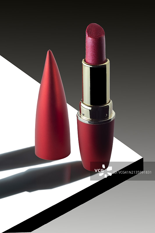 灰色背景上的口红特写图片素材
