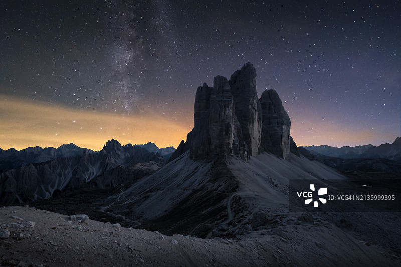 夜晚，群山映衬天空的美景图片素材