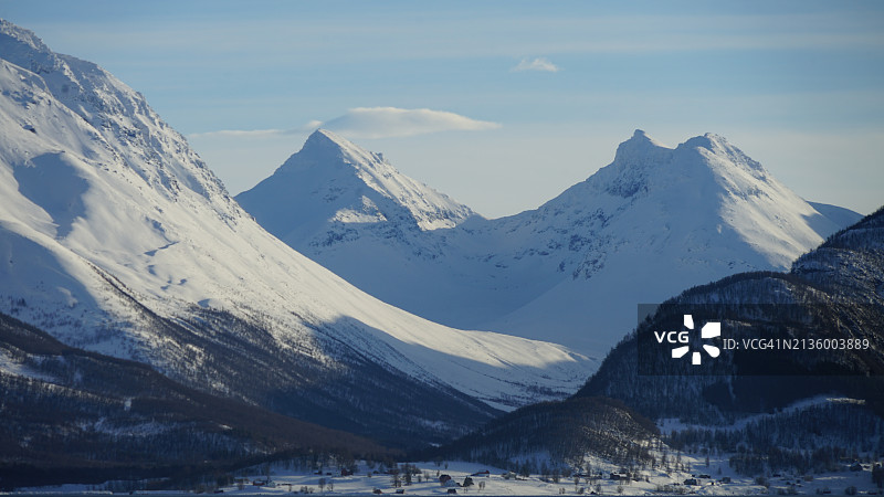白雪皑皑的群山映衬着天空的美景图片素材
