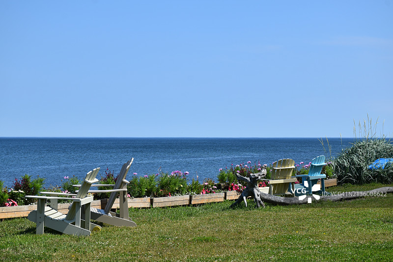 湛蓝的天空衬托着美丽的海景图片素材