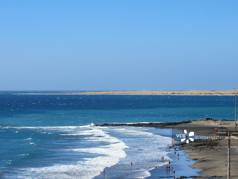 湛蓝的天空衬托着美丽的海景图片素材