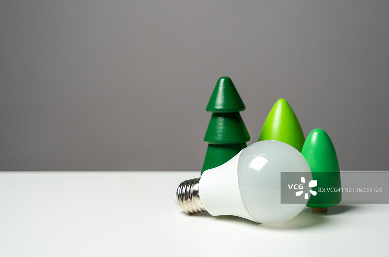 灰色背景下桌子上的派对帽特写图片素材