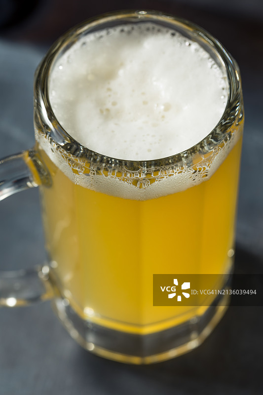 桌子上的啤酒杯特写，美国图片素材