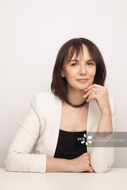 坐在白色背景前的女人肖像，保加利亚图片素材