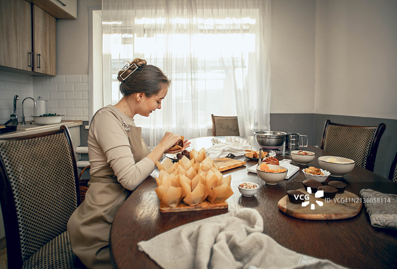 女人在家吃早餐图片素材