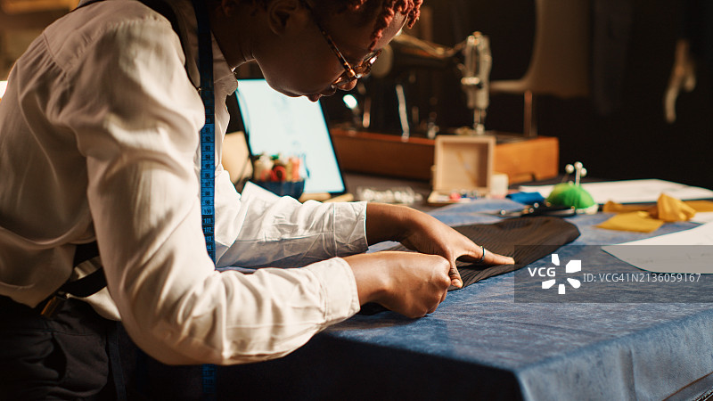 女鞋匠在她的工作室工作图片素材