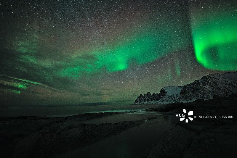 夜间北极光的景色图片素材