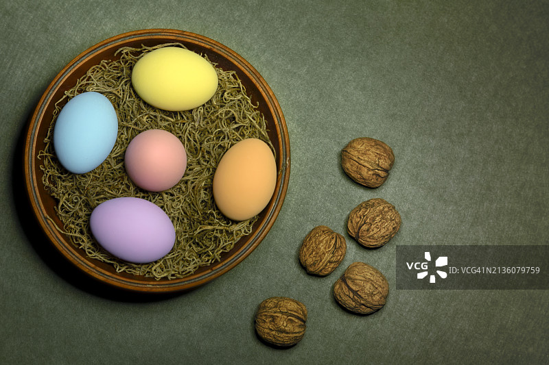 美国俄勒冈州科瓦利斯桌子上带杏仁鸡蛋的高角度视图图片素材