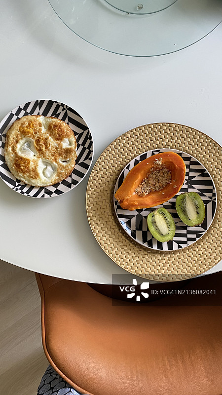 巴西餐桌上的盘装食物（高角度拍摄）图片素材