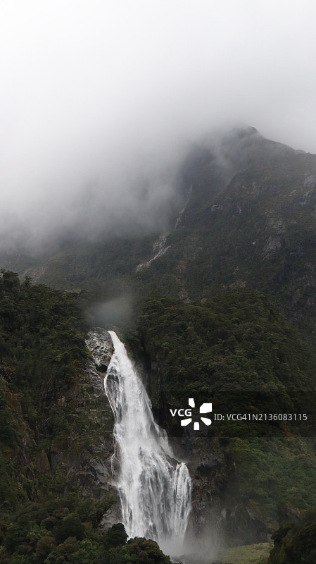瀑布对着天空的美景图片素材