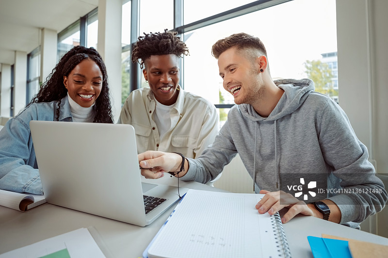 一起用笔记本电脑学习的大学生图片素材