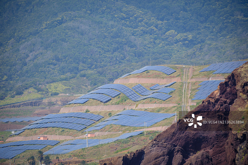 可再生能源：山坡上的太阳能电池板图片素材