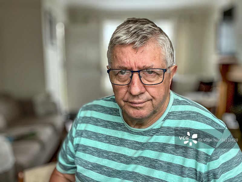 中年白人男子在室内自拍图片素材