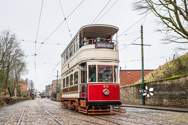 行驶在鹅卵石路面上的有轨电车图片素材