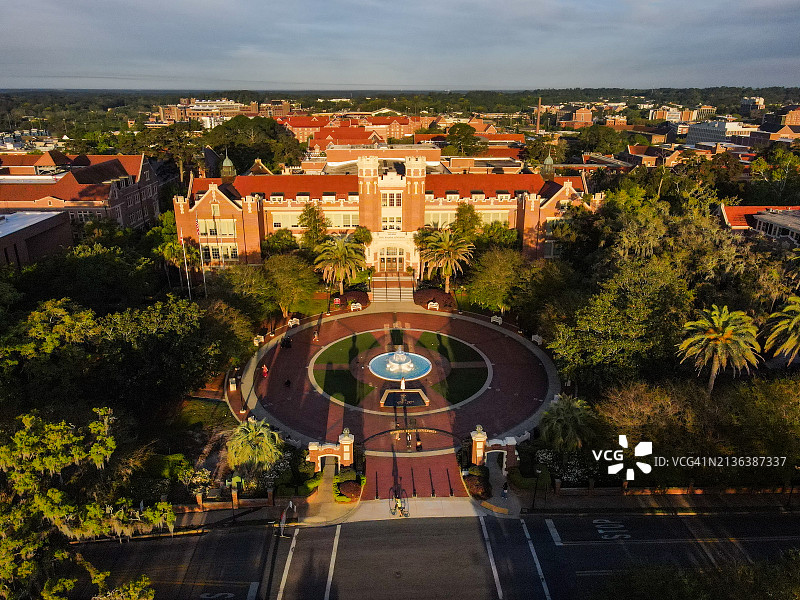 佛罗里达州立大学韦斯特科特大楼和喷泉图片素材