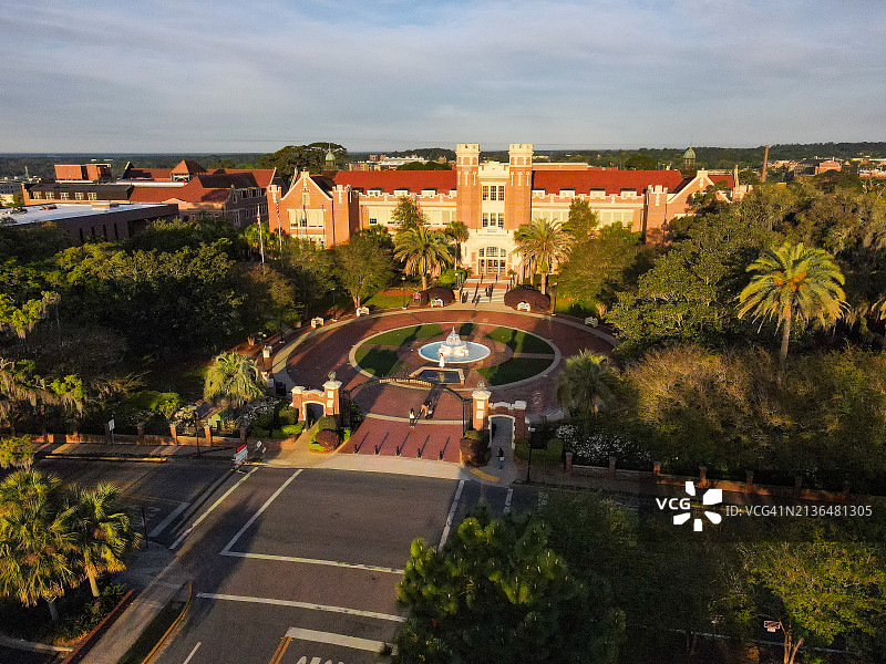 佛罗里达州立大学韦斯特科特大楼和喷泉图片素材