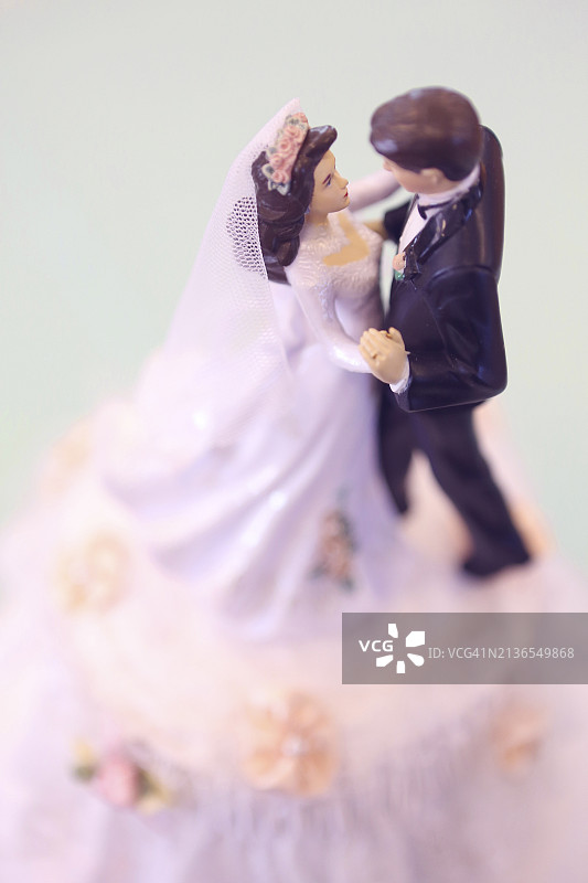 婚礼蛋糕顶饰，婚姻概念，夫妻图片素材