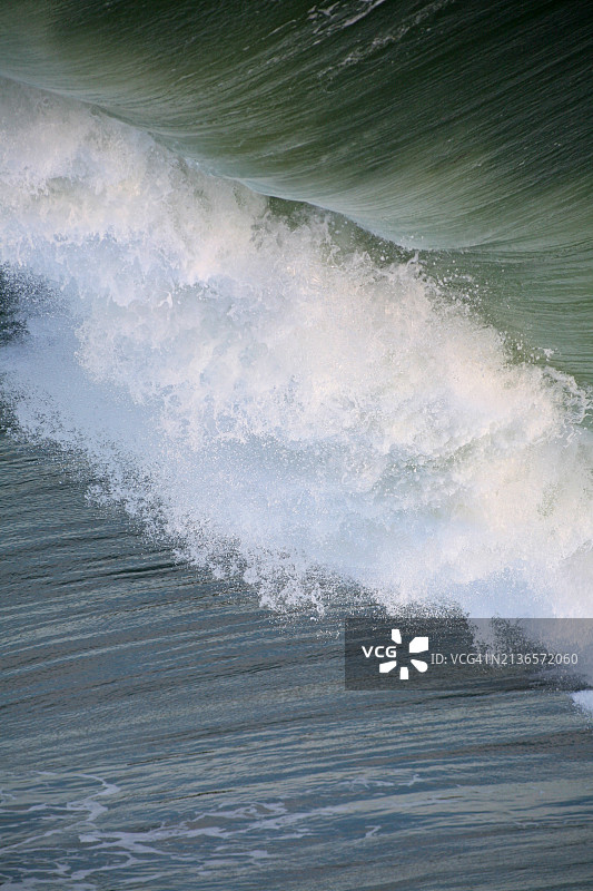 海浪拍岸：大自然的威力，飓风或海啸图片素材