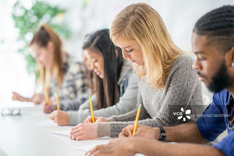 课堂上的大学生图片素材