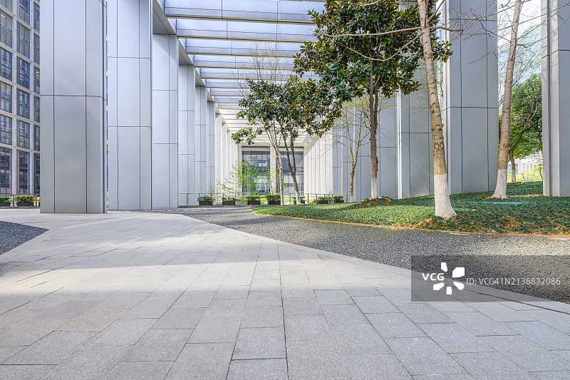 现代生态城市中的空旷道路图片素材