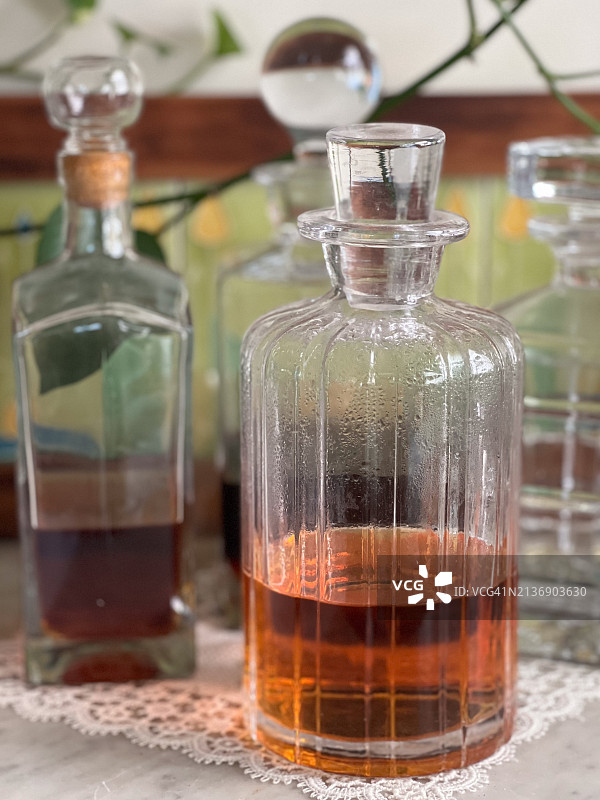 玻璃瓶装自制威士忌图片素材