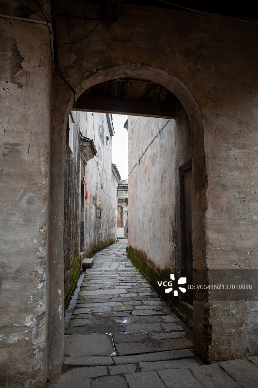 古老村庄的拱门狭窄巷子图片素材