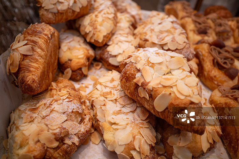 杏仁羊角面包图片素材