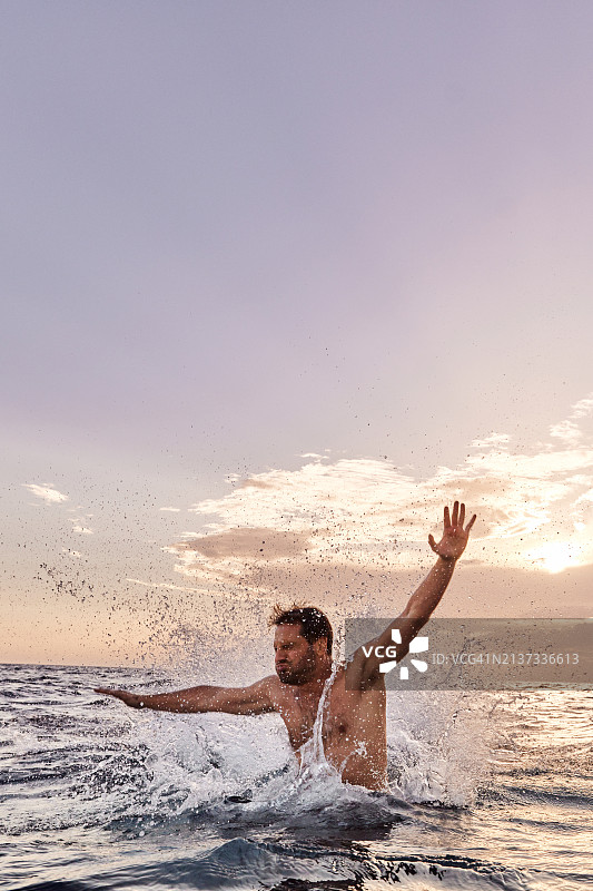 快乐的男人跳入大海图片素材