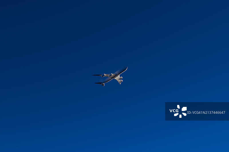 蓝天上的飞机图片素材