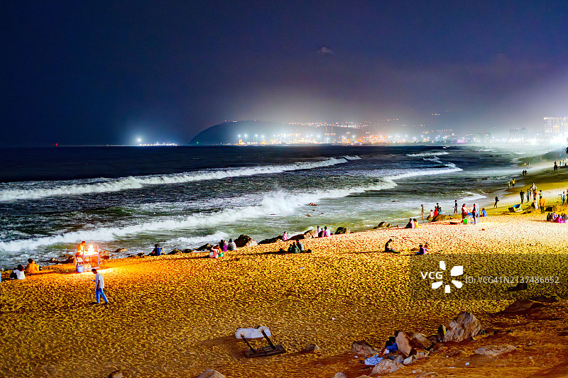 印度安得拉邦维沙卡帕特南海滩上的海豚图片素材