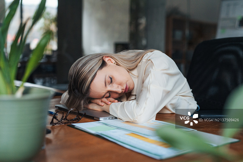 女商人工作倦怠：办公室高压工作图片素材