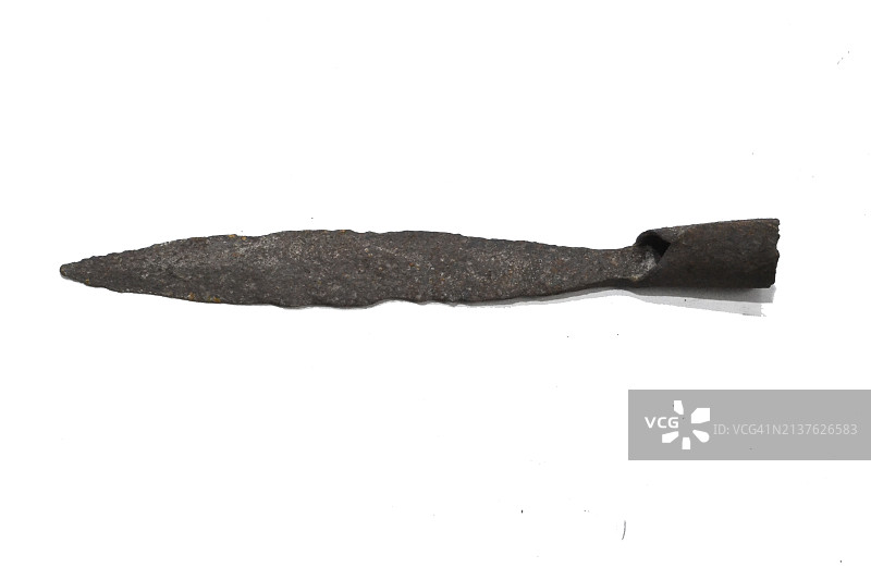 白色背景上生锈的旧刀图片素材