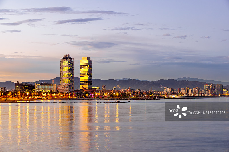 从海上看到的西班牙加泰罗尼亚巴塞罗那灯光天际线图片素材