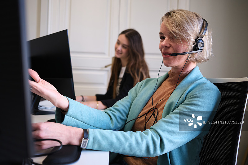 工作中的客户支持团队图片素材